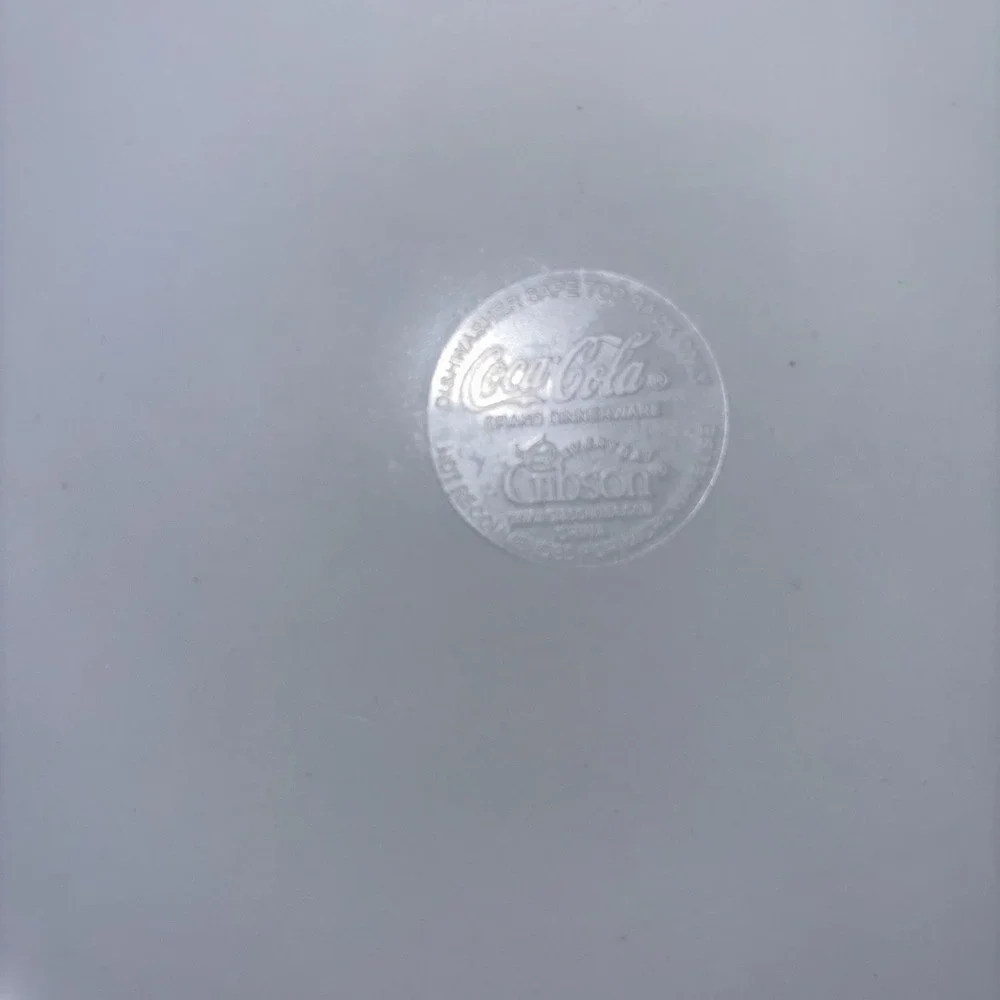 coca‎ cola christmas santa 10.5 inch dinnerware plate Gibson Everyday Plastic